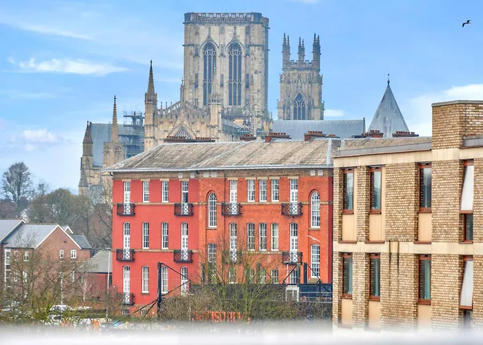 47 With Free Secure Parking And Onsite Gym * York