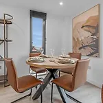47 With Free Secure Parking And Onsite Gym Apartment