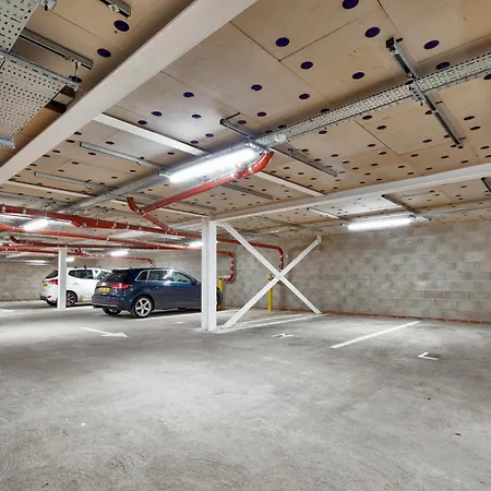 47 With Free Secure Parking And Onsite Gym 아파트