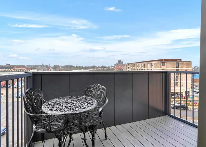 47 With Free Secure Parking And Onsite Gym *