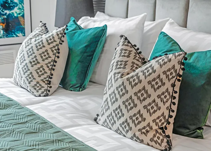 47 With Free Secure Parking And Onsite Gym York